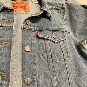 NWOT Levi’s denim jacket size small